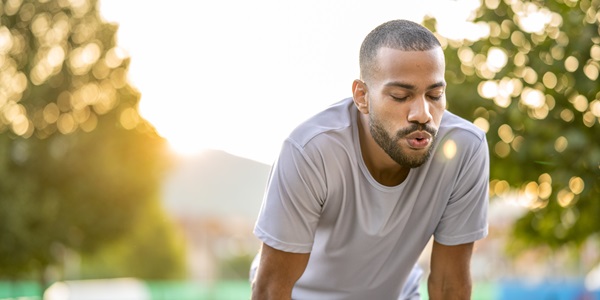 Afbeelding van man die buitenlucht inademt