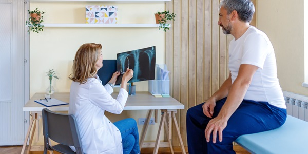 Afbeelding van huisarts met patiënt