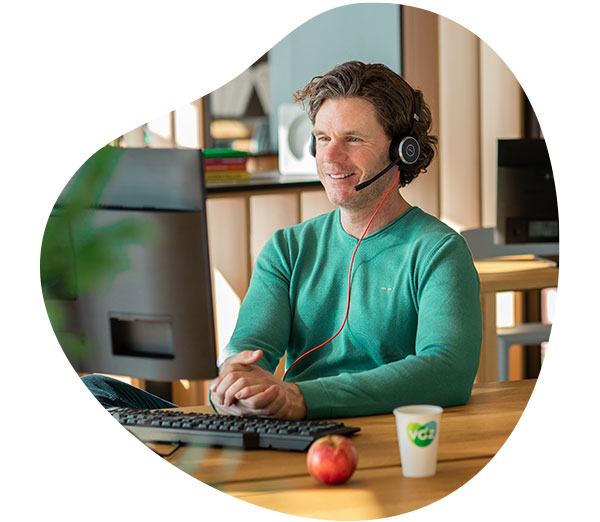 Man achter laptop - liquid