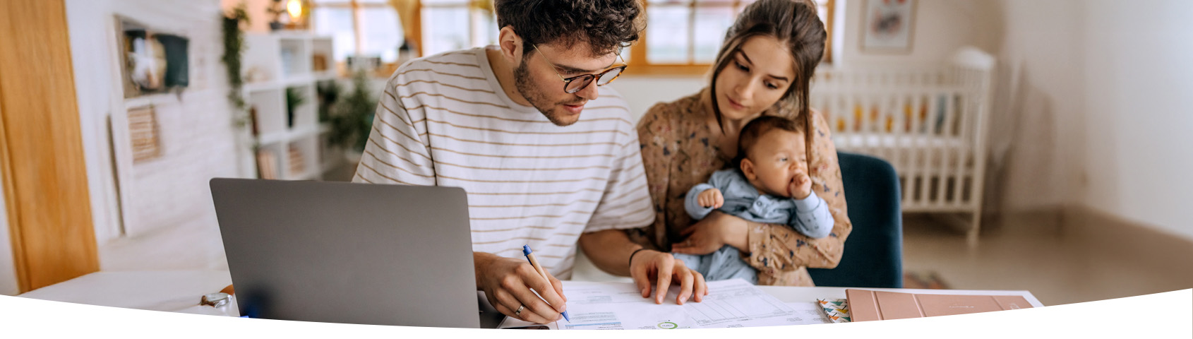 Afbeelding met gezin achter laptop