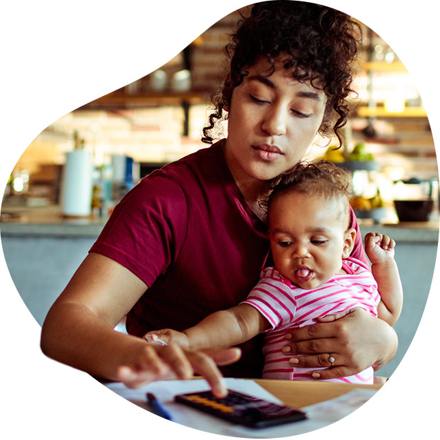 Afbeelding van een vrouw die haar financiën regelt.