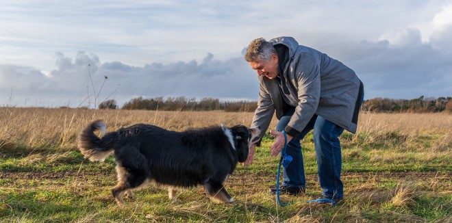 Eiwitten belangrijk voor ouderen - man met hond
