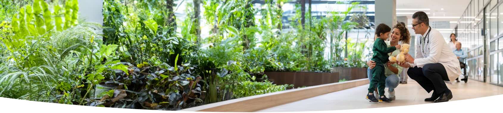 Afbeelding van  moeder met kind bij een arts