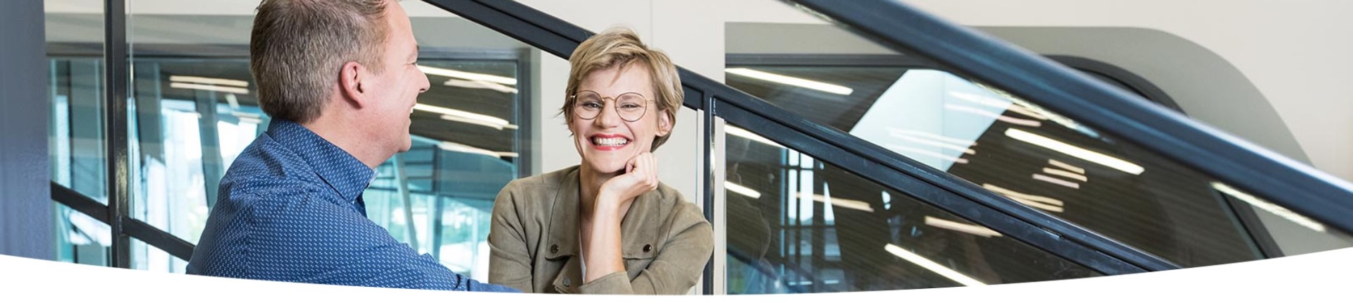 Man en vrouw met bril op kantoor