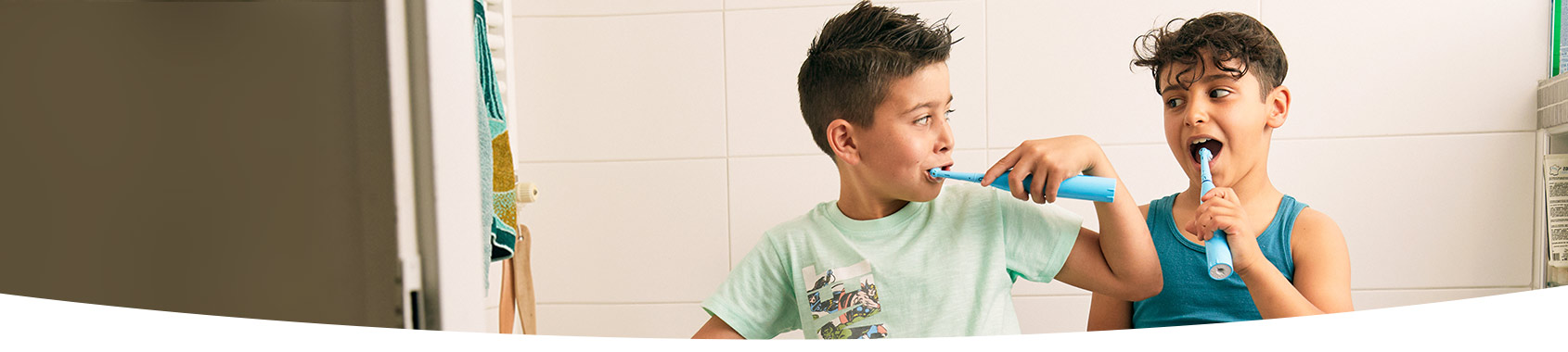 Twee jongens poetsen hun tanden in de badkamer